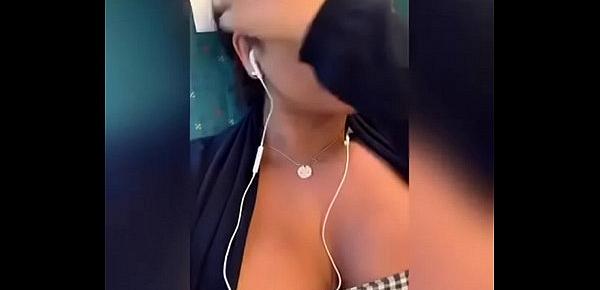  Kesha Ortega masturbándose en un tren